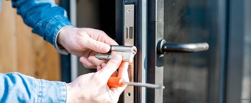 ALS-Man changing core of a door lock