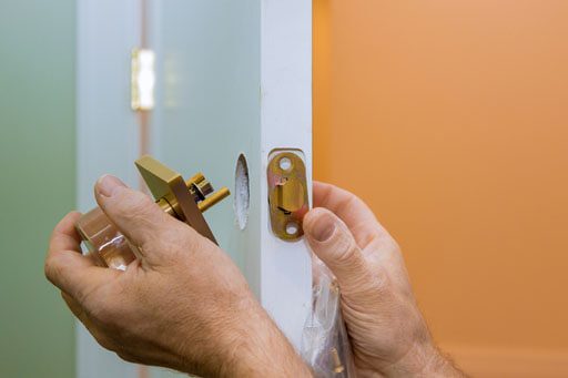 ALS - Repaiman fixing a lock